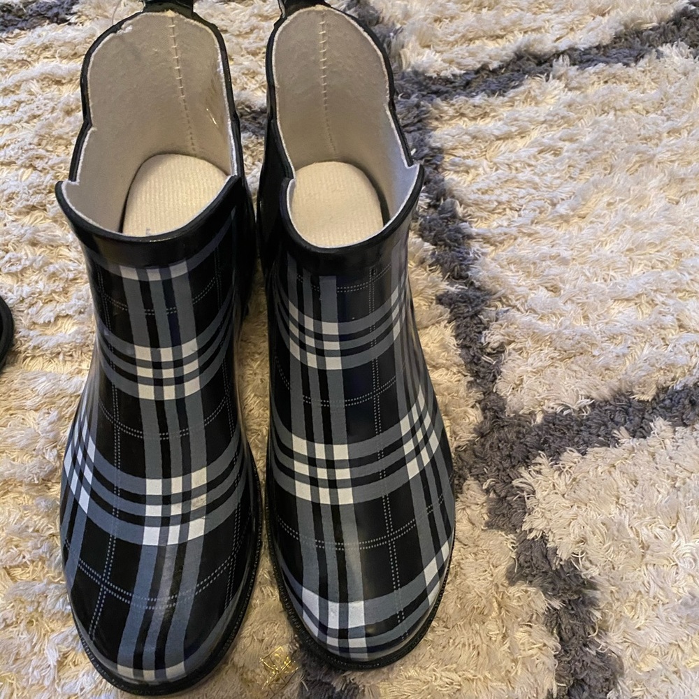 Rain boots 7.5